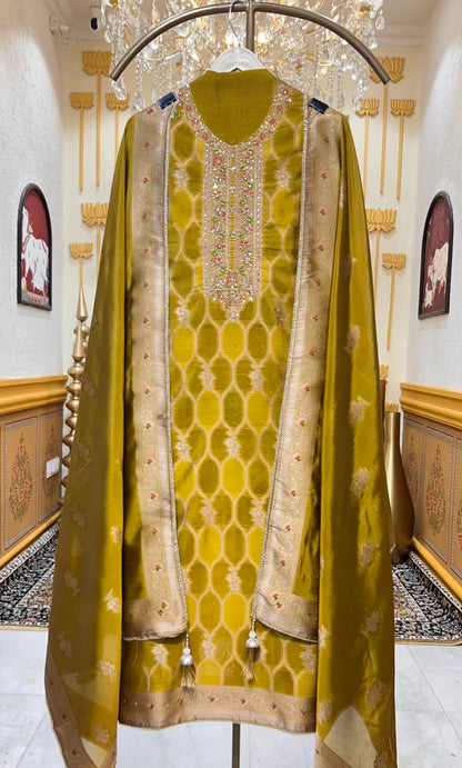 Aarisha Banarasi Élan Suit (Mustard)