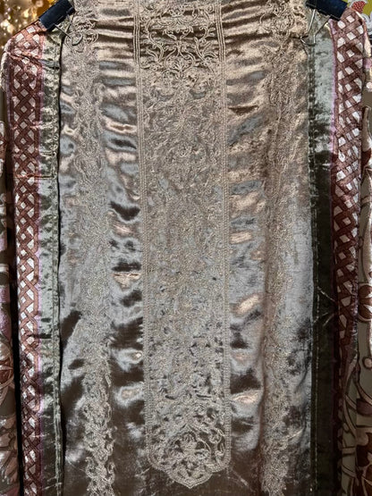 Mahnoor-é-Velvet Suit (Silver Grey)