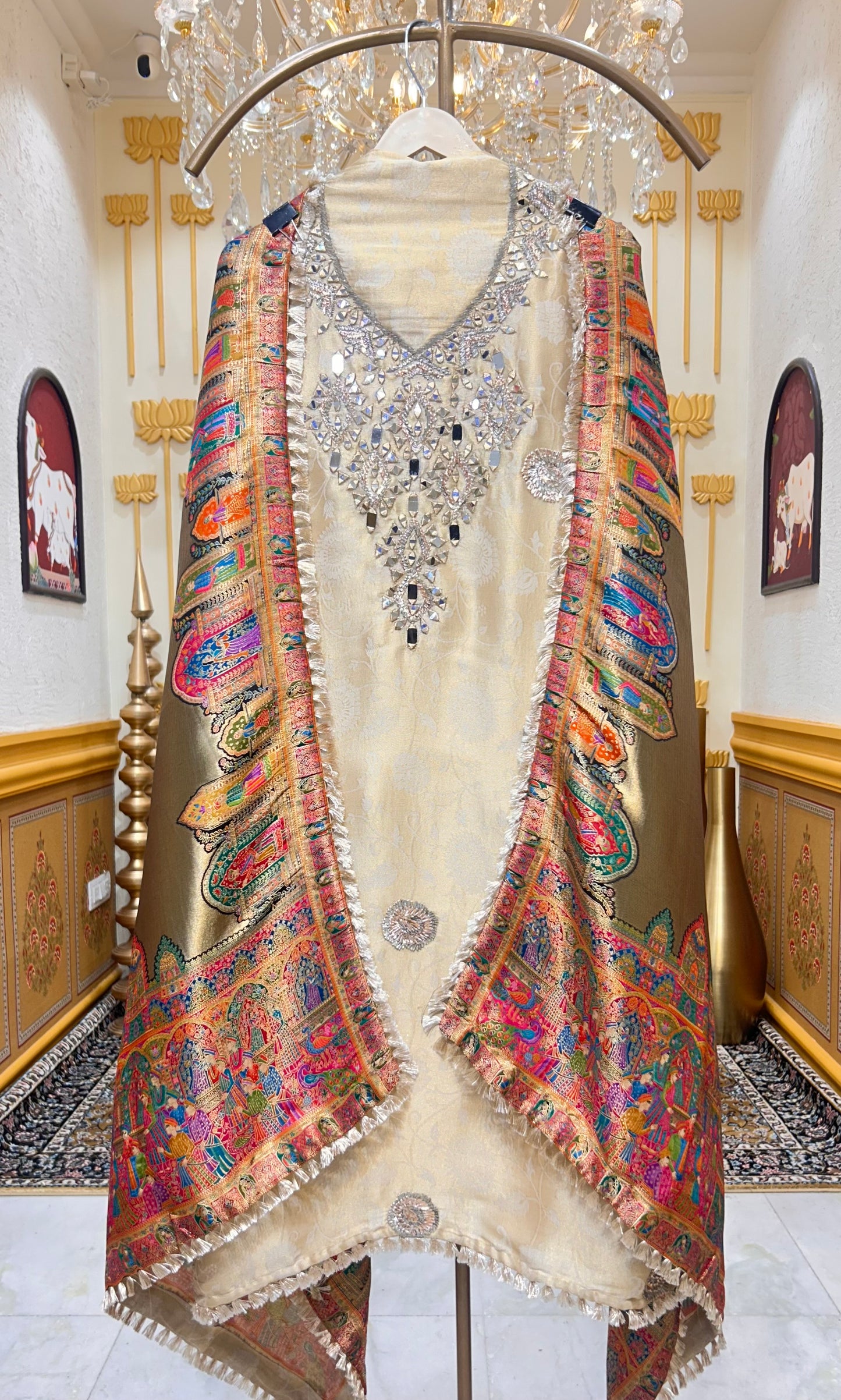 Ruhani Pichwai Élan Suit