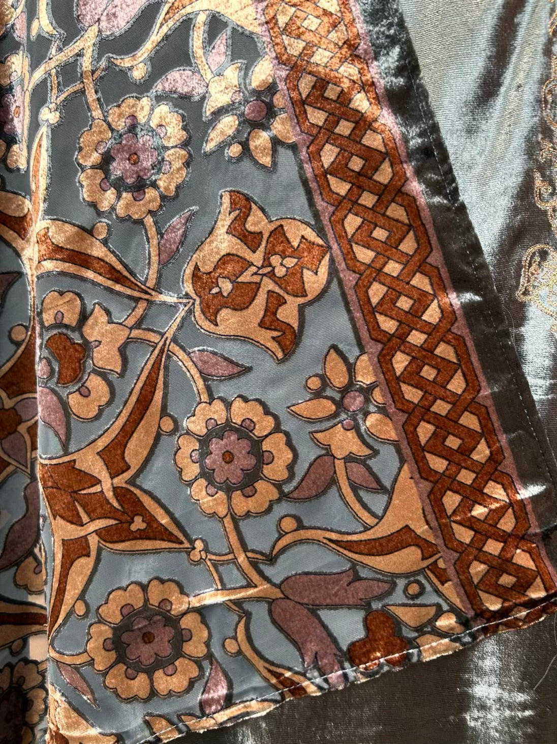 Mahnoor-é-Velvet Suit (Blue)