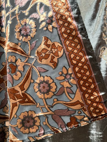 Mahnoor-é-Velvet Suit (Blue)