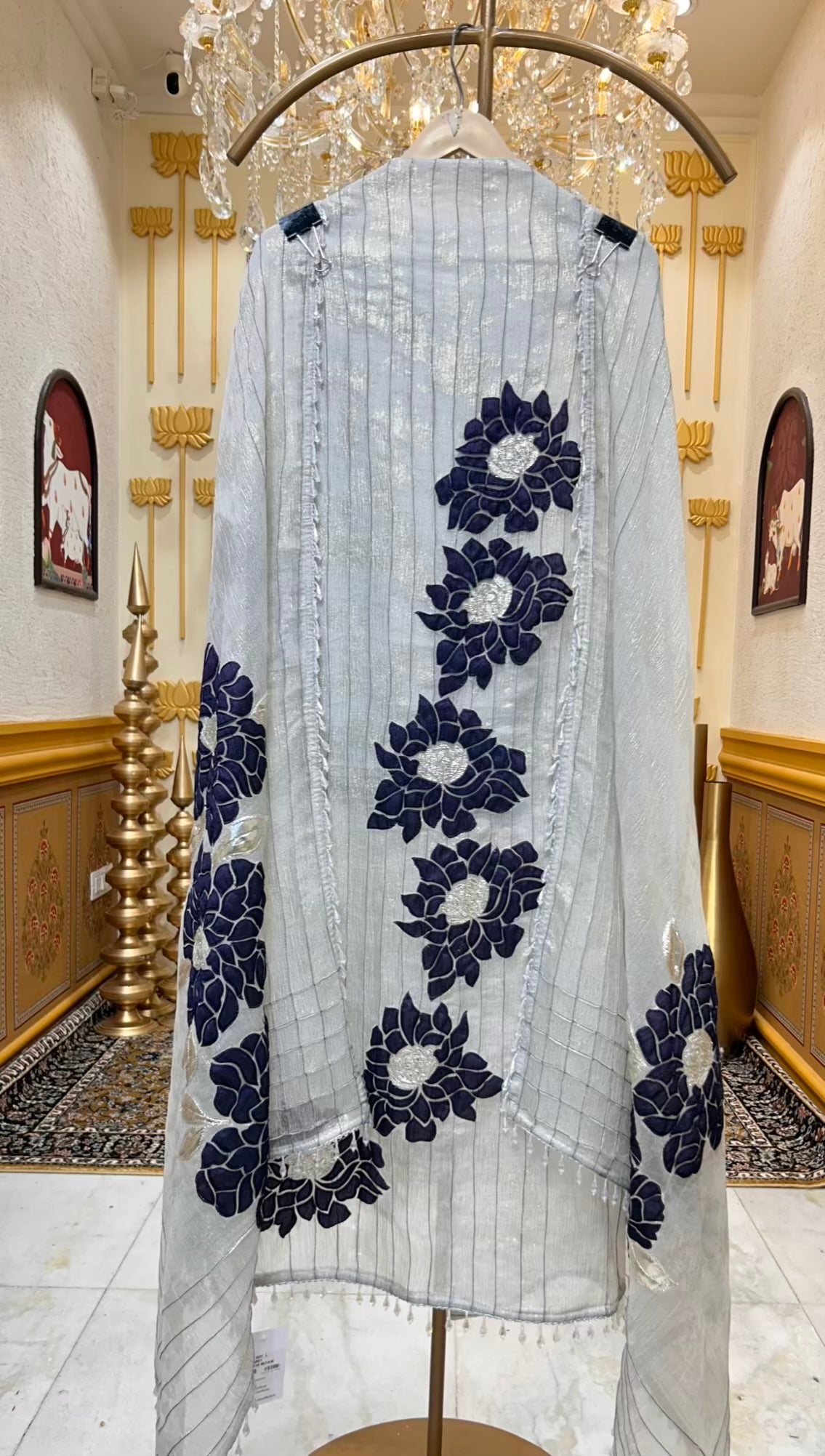 Naqshéa Appliqué Suit (Silver Grey)