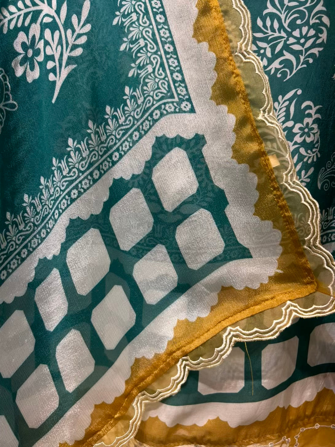 Aafiya Print Veil Suit (Green)