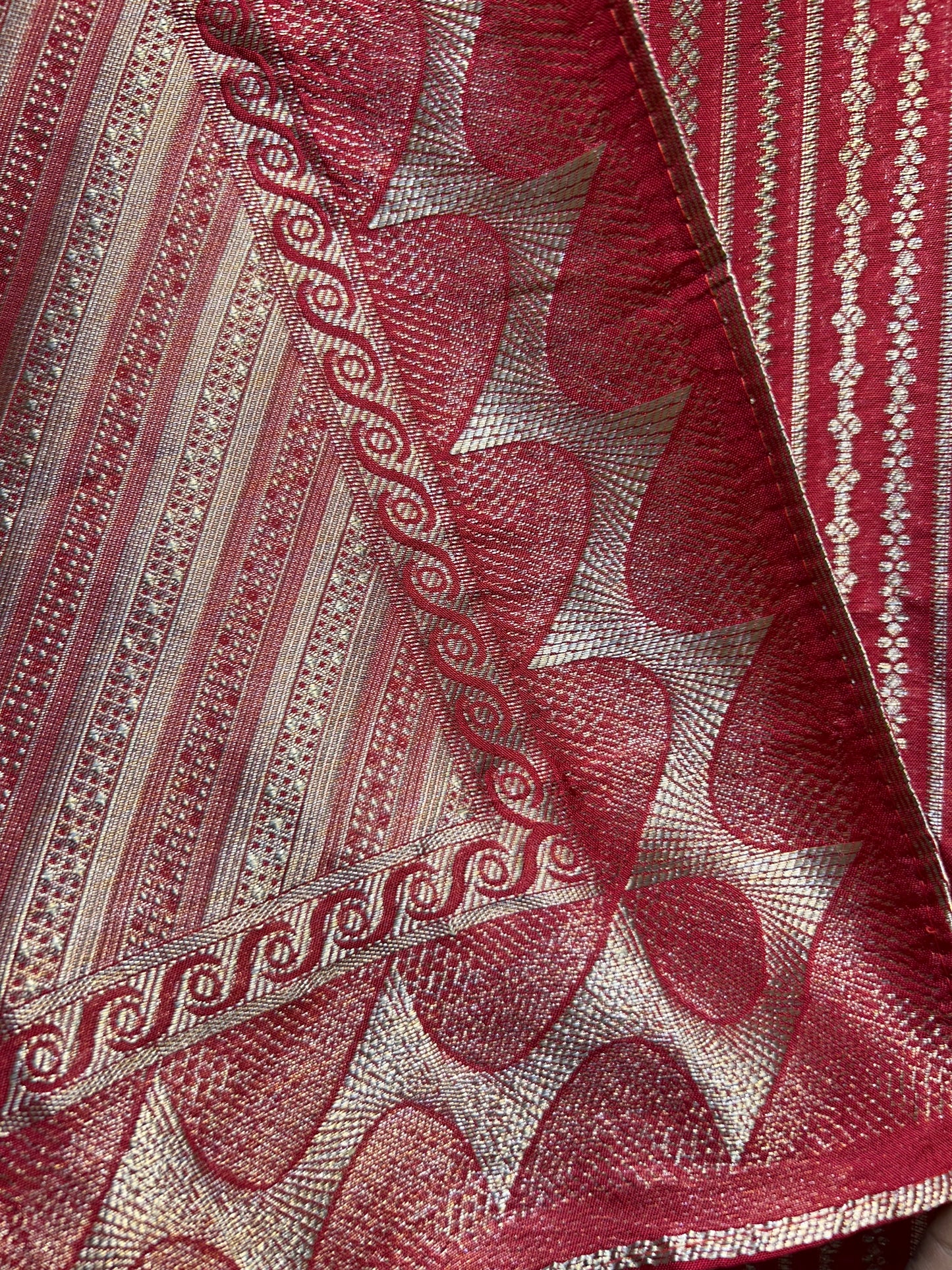 Ishira Banarasi Weave Noor (Red)