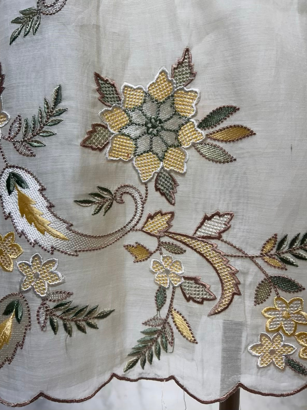 Husna Mul Embroidery Suit (Ivory)