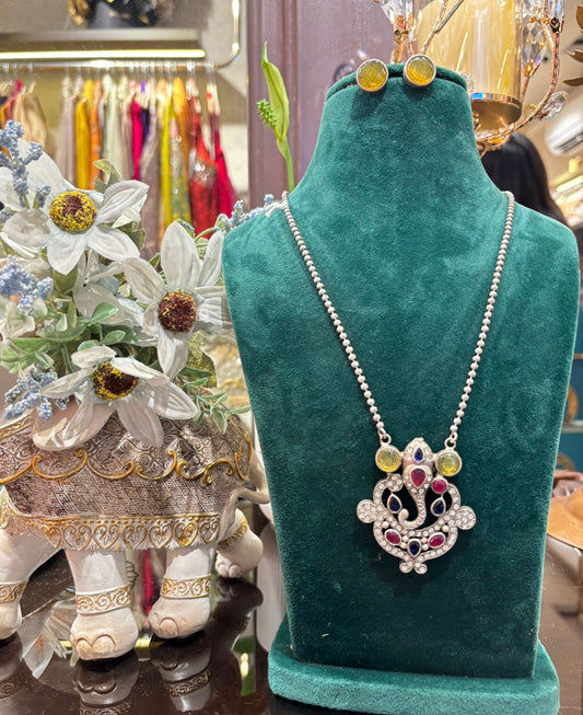 Rangrez Pendant Set