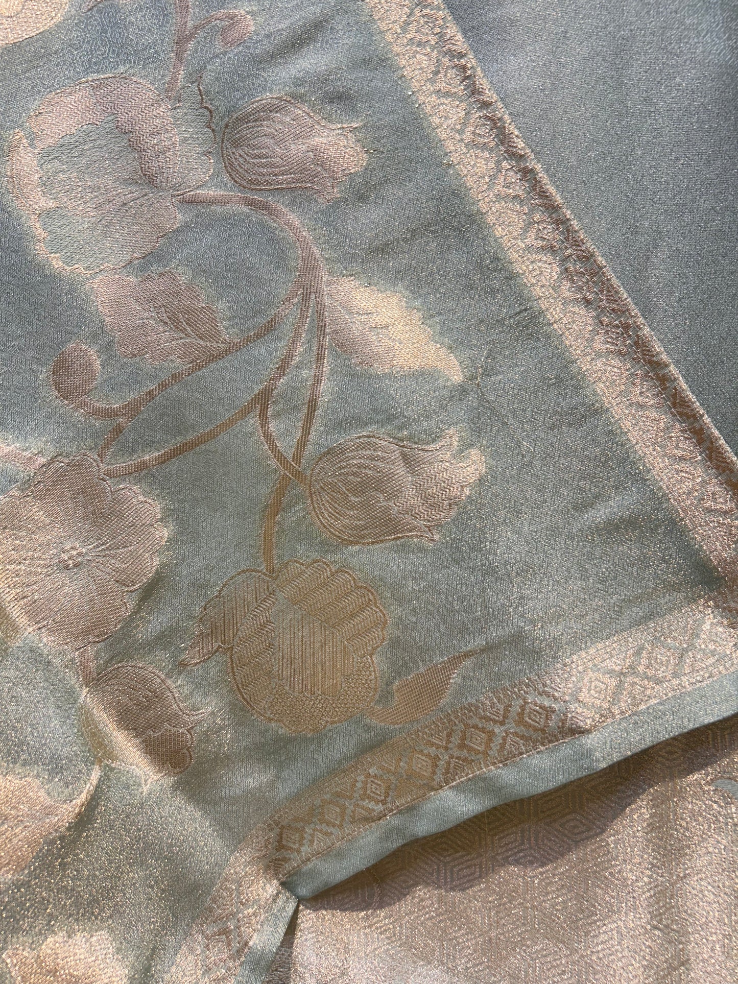 Tisséra Banaras Suit