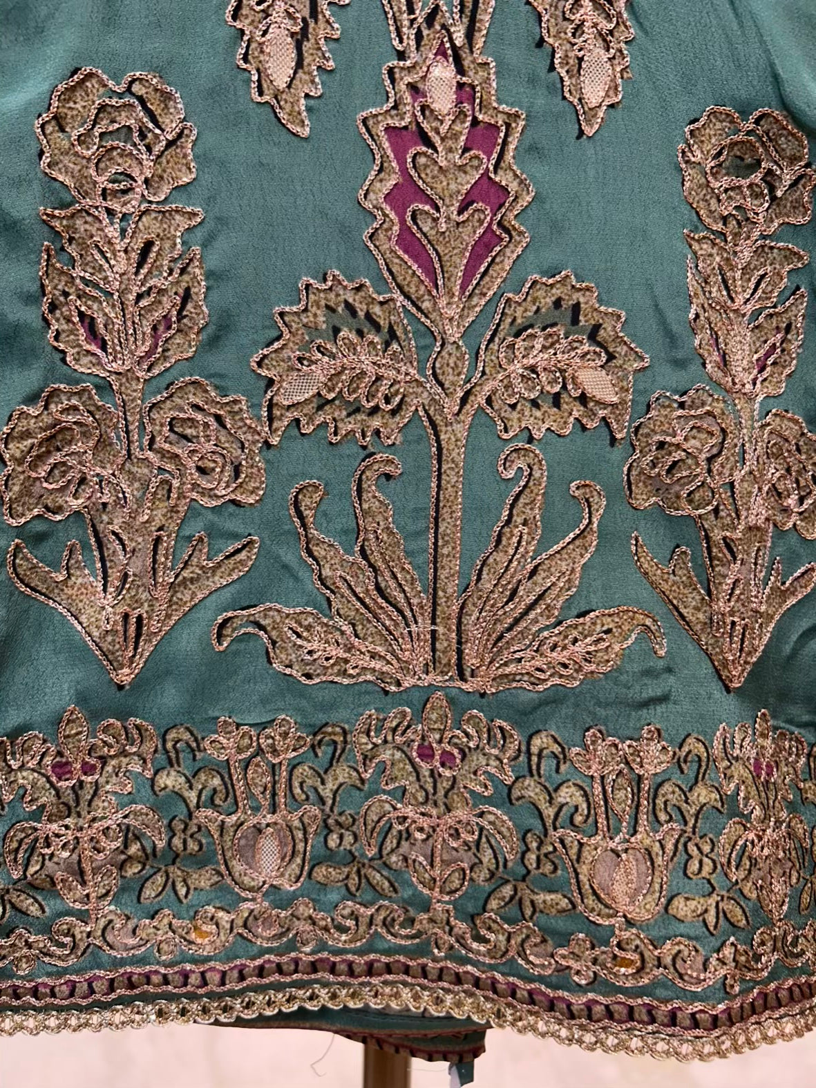 Zarimeh Aari Naqsh Suit (Green)