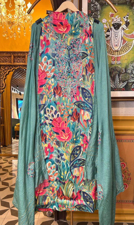 Iraa – Soft Bloom Suit