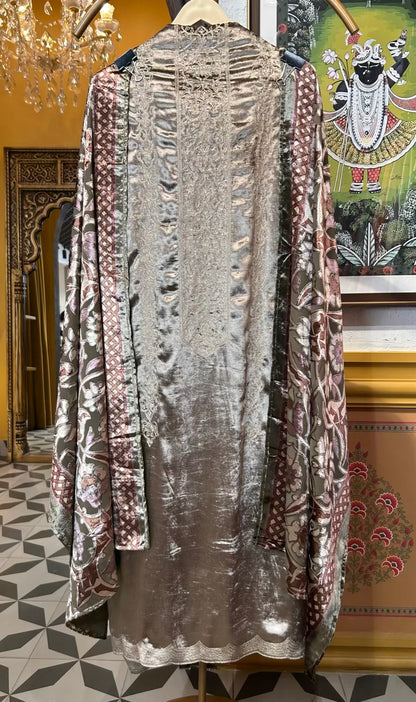 Mahnoor-é-Velvet Suit (Silver Grey)