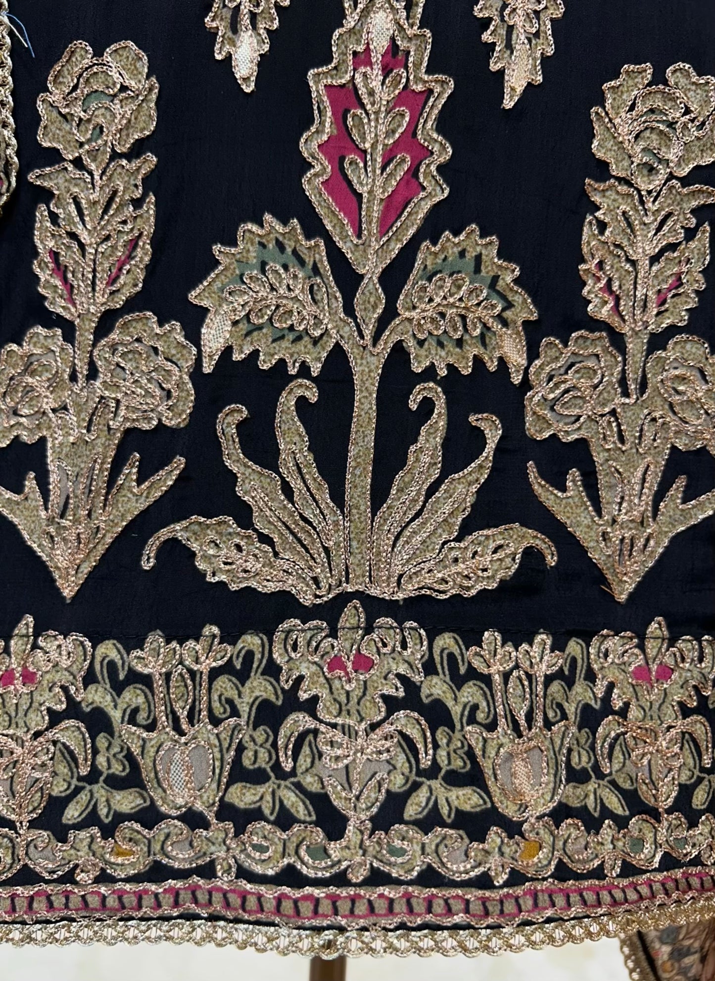 Zarimeh Aari Naqsh Suit (Black)