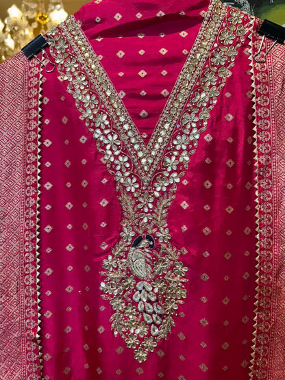 Zarfeenah Banarasi Suit (Magenta)
