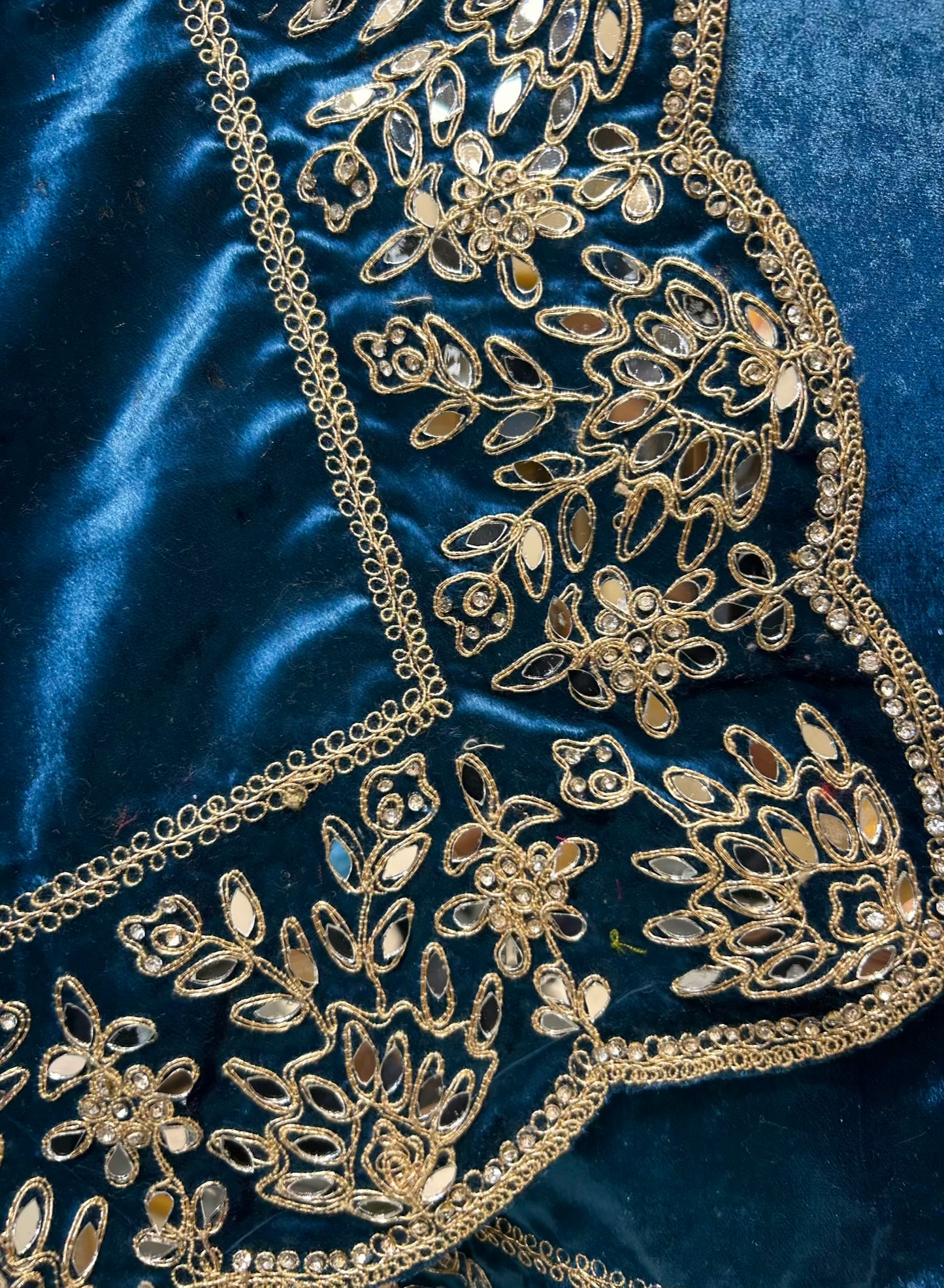 Ruhnaz Velvet Taj Suit (Blue)