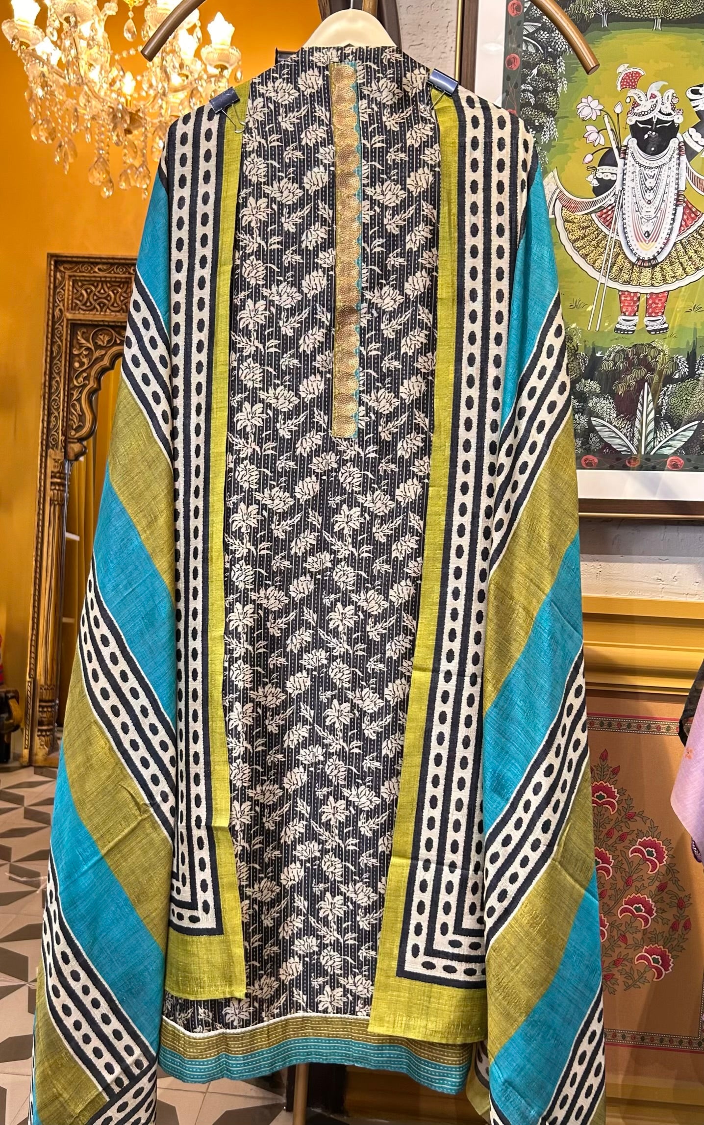 Husn-e-Rangrez (Black & Blue)