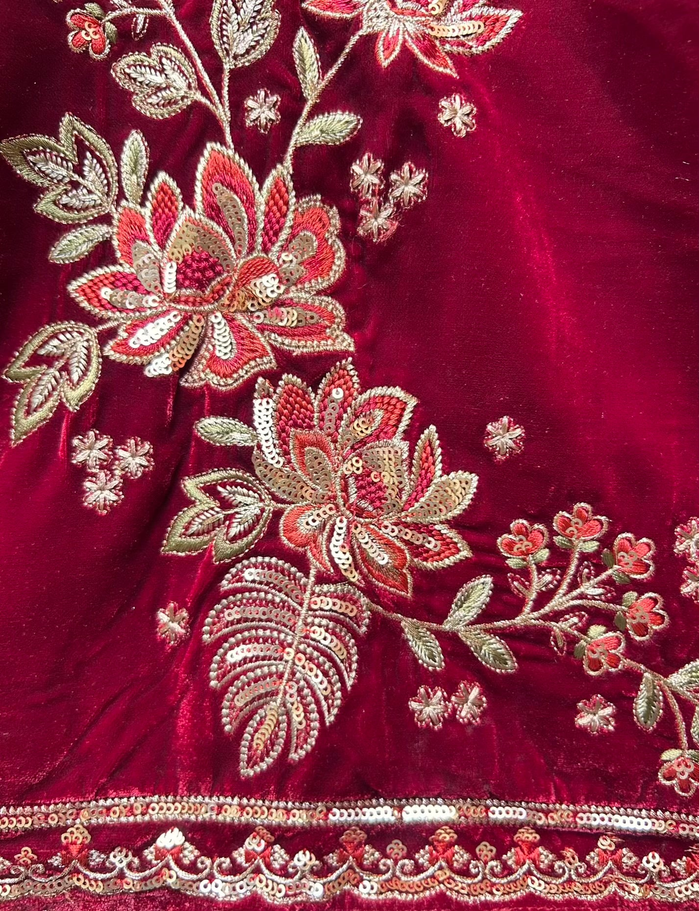 Nayab-é-Velour (Red)