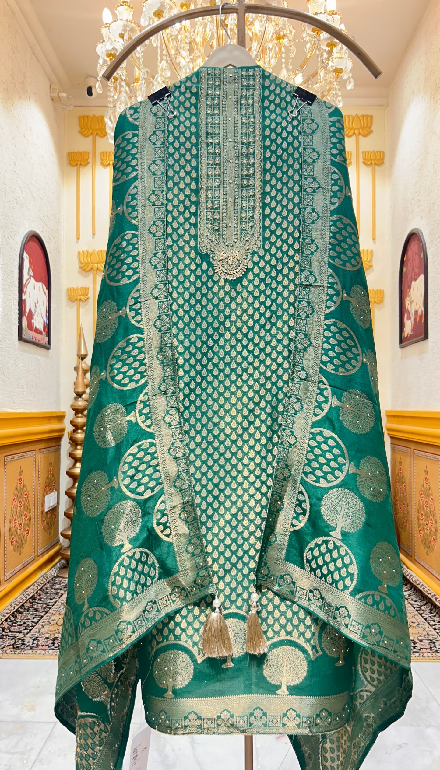Riwaayat Banaras Suit